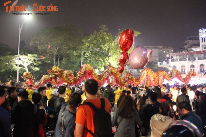 Anh: Nguoi dan Ha Noi do ra duong don giao thua Tet Dinh Dau-Hinh-5