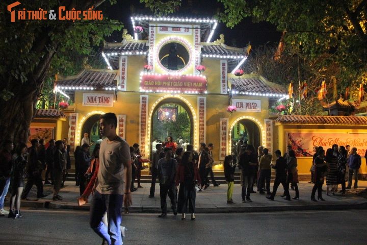 Nguoi dan Ha Noi di chua cau may sau giao thua Tet Dinh Dau-Hinh-6