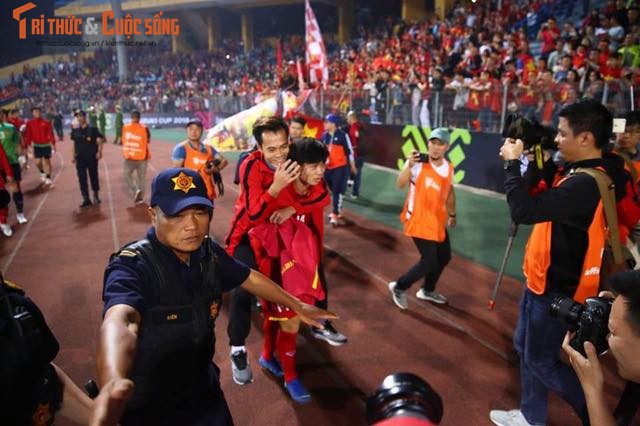 Hanh dong cuc y nghia cho dong doi cua DT Viet Nam tai AFF Cup 2018-Hinh-9