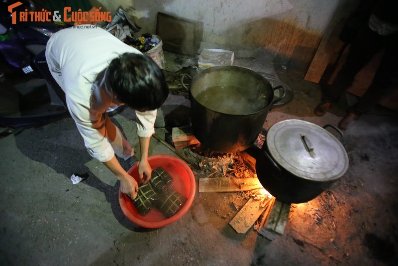 Chung tay goi banh chung Tet, nguoi Ha Noi xich gan nhau hon-Hinh-11