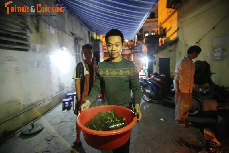 Chung tay goi banh chung Tet, nguoi Ha Noi xich gan nhau hon-Hinh-12