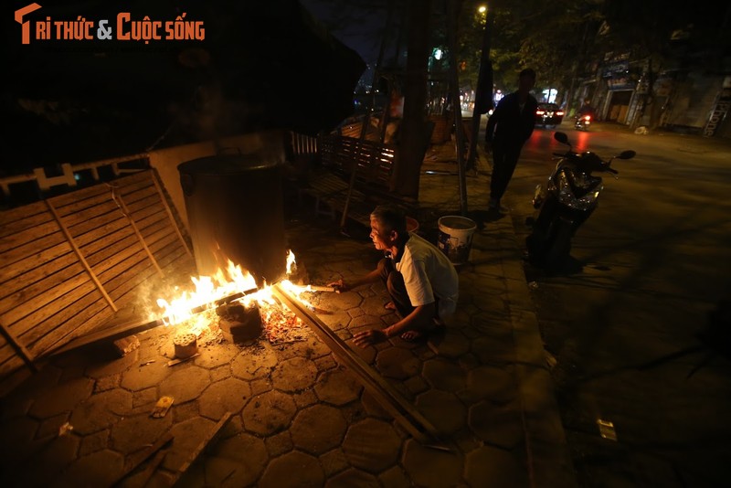 Chung tay goi banh chung Tet, nguoi Ha Noi xich gan nhau hon-Hinh-3