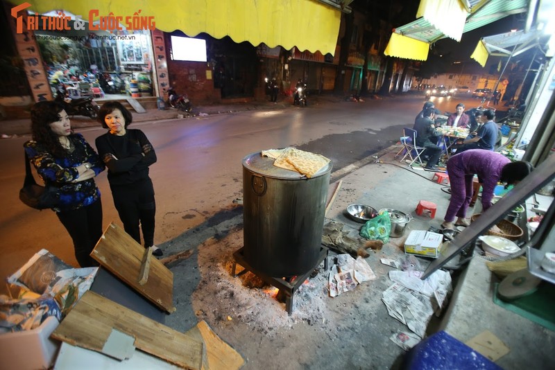 Chung tay goi banh chung Tet, nguoi Ha Noi xich gan nhau hon-Hinh-6