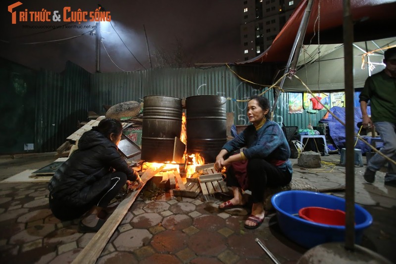 Chung tay goi banh chung Tet, nguoi Ha Noi xich gan nhau hon