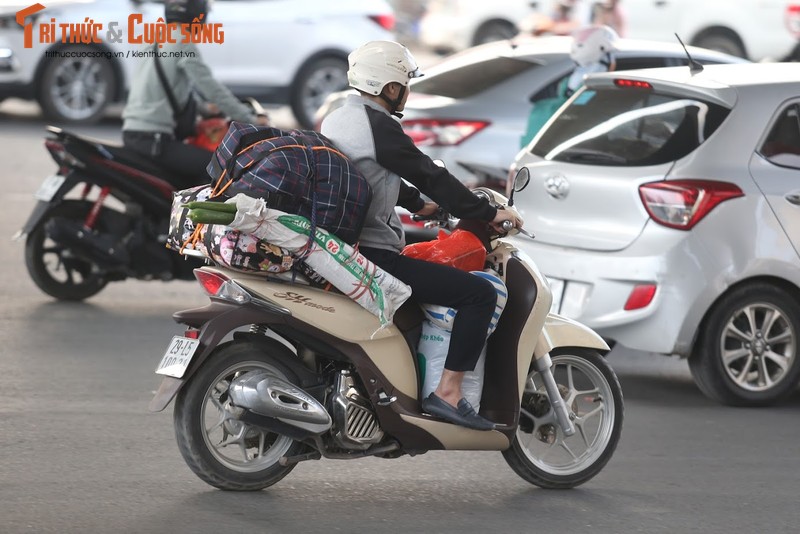 Anh: Nguoi dan “tay xach, nach mang” tro lai Ha Noi sau dot nghi Tet-Hinh-10