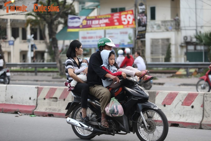 Anh: Nguoi dan “tay xach, nach mang” tro lai Ha Noi sau dot nghi Tet-Hinh-11