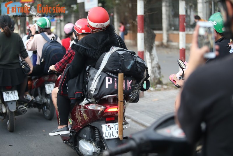 Anh: Nguoi dan “tay xach, nach mang” tro lai Ha Noi sau dot nghi Tet-Hinh-12