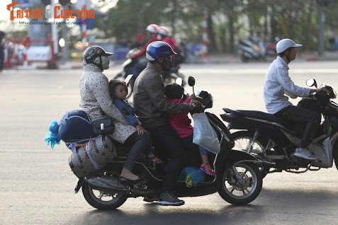 Anh: Nguoi dan “tay xach, nach mang” tro lai Ha Noi sau dot nghi Tet-Hinh-7