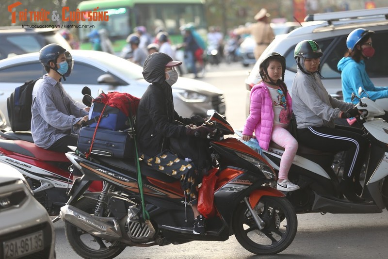 Anh: Nguoi dan “tay xach, nach mang” tro lai Ha Noi sau dot nghi Tet-Hinh-8