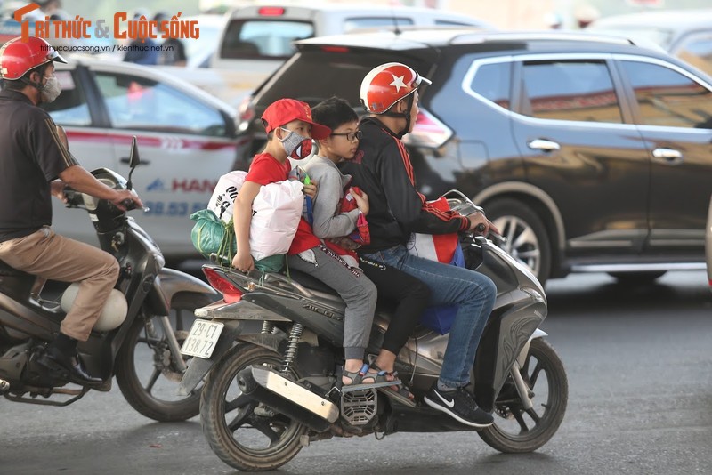 Anh: Nguoi dan “tay xach, nach mang” tro lai Ha Noi sau dot nghi Tet-Hinh-9