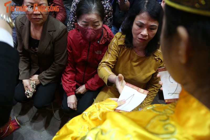 Nguoi Ha Noi xep hang tu to mo sang cho mua vang Via Than Tai-Hinh-4