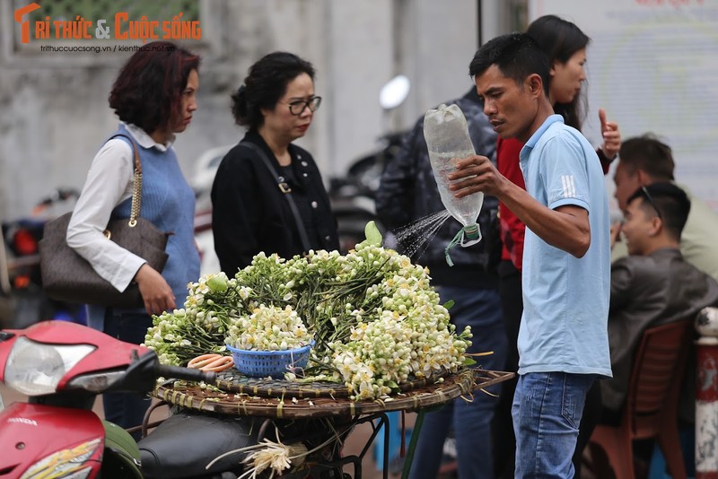 Mua hoa buoi thom nuc len loi khap goc pho Ha Noi-Hinh-5