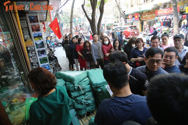 Xep hang mua banh chung, nguoi Ha Noi goi nho ve 1 thuo kho-Hinh-6