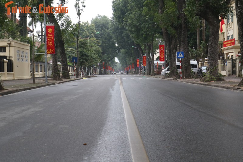 Chieu 30 Tet, Ha Noi vang lang den la thuong khien long nguoi xao xuyen-Hinh-2