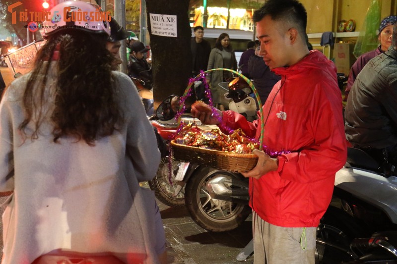 Nguoi dan Ha Noi no nuc di chua cau an sau giao thua-Hinh-12