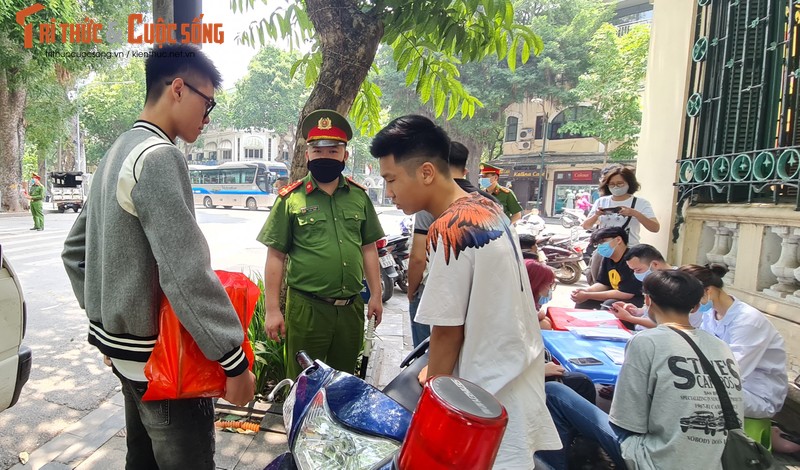 Ha Noi “manh tay” ra quan xu phat nguoi khong deo khau trang-Hinh-3