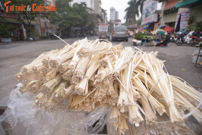 Cho la dong lau doi nhat Ha Noi: Khach vang ve, gia hang cao-Hinh-10