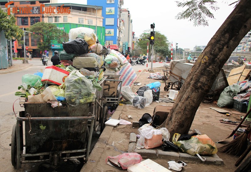 Ha Noi: Rac ngap mat, cong nhan “ngong” cau lay xe di lam-Hinh-3