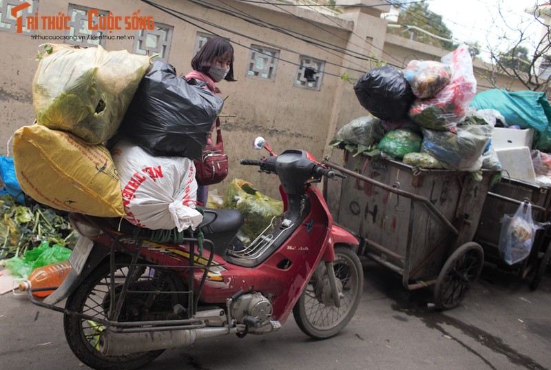 Ha Noi: Rac ngap mat, cong nhan “ngong” cau lay xe di lam-Hinh-6