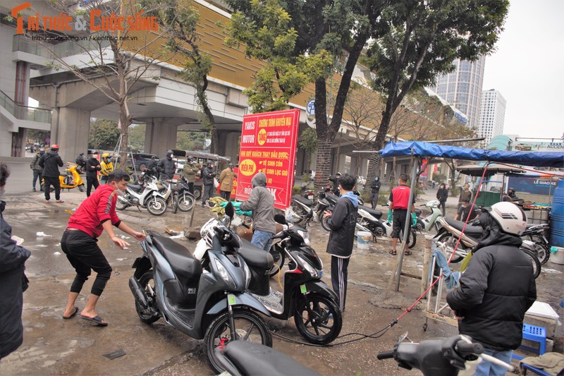 Rua xe Tet gia 10K, khach xep hang chu lam khong ngoi tay-Hinh-2