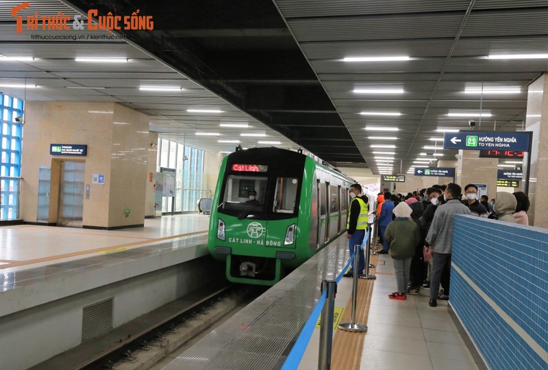 Thu vui moi ngay Tet: Nguoi Ha Noi trai nghiem duong sat tren cao-Hinh-9