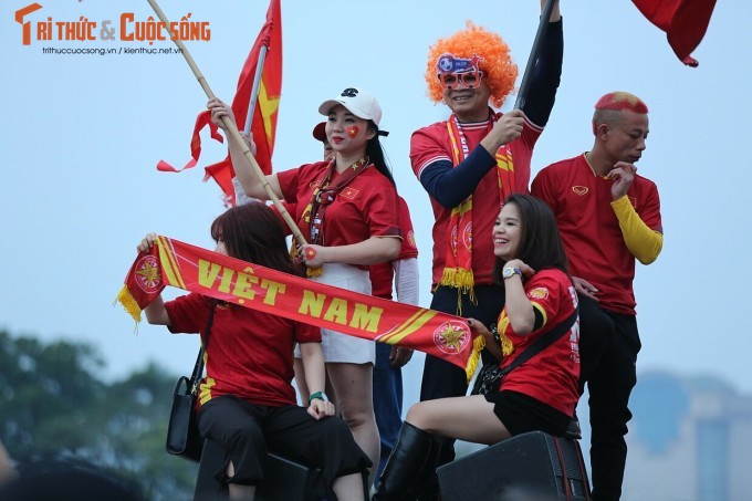 Viet Nam 3-0 Malaysia: Ha dep doi thu, lay lai ngoi dau bang-Hinh-11