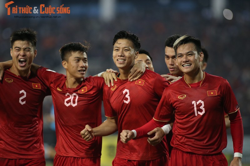 Viet Nam 3-0 Malaysia: Ha dep doi thu, lay lai ngoi dau bang
