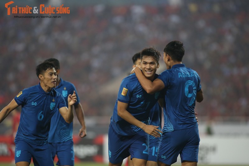 Viet Nam 2-2 Thai Lan: Chung ket luot ve du bao kho khan