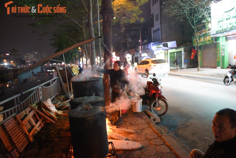 Nguoi Ha Noi nau banh chung ngay tren via he-Hinh-2