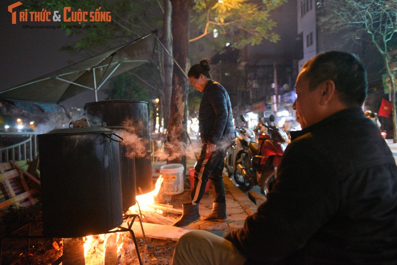 Nguoi Ha Noi nau banh chung ngay tren via he-Hinh-5