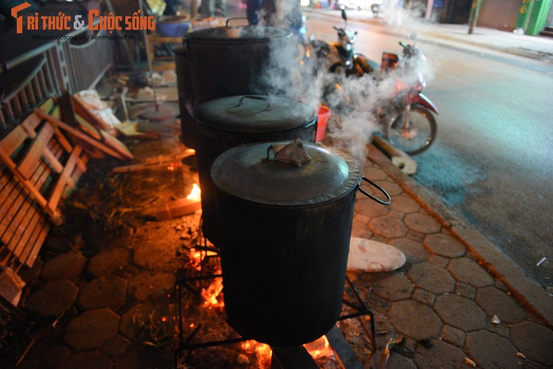 Nguoi Ha Noi nau banh chung ngay tren via he-Hinh-7