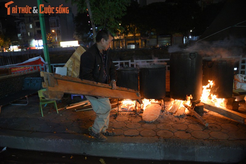 Nguoi Ha Noi nau banh chung ngay tren via he-Hinh-9