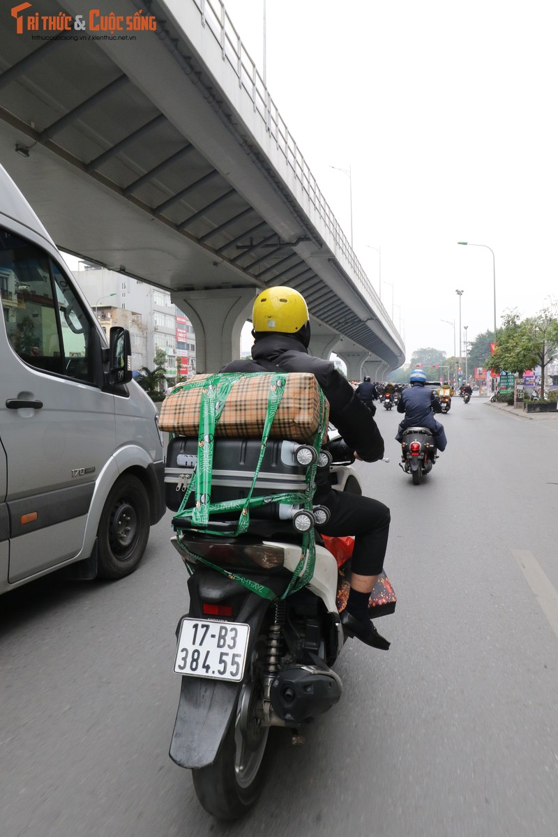 Nguoi dan do dac linh kinh roi thanh pho ve que an Tet