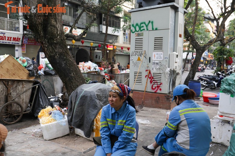 Cong nhan rac ngay cuoi nam: Ngong xe cau nhu “ngong me ve cho“-Hinh-3