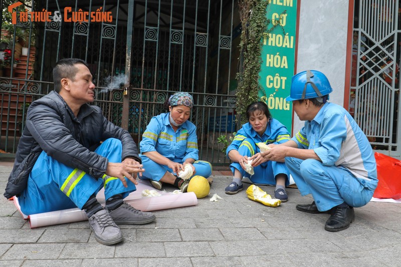 Cong nhan rac ngay cuoi nam: Ngong xe cau nhu “ngong me ve cho“-Hinh-4