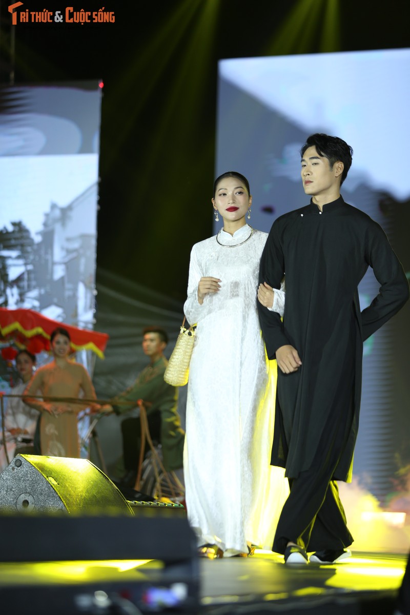 Show thoi trang ao dai cuoi hut khach Festival Thu Ha Noi 2023-Hinh-2