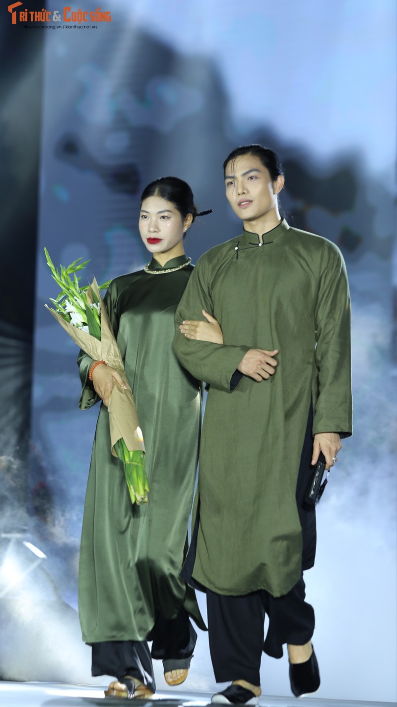 Show thoi trang ao dai cuoi hut khach Festival Thu Ha Noi 2023-Hinh-3