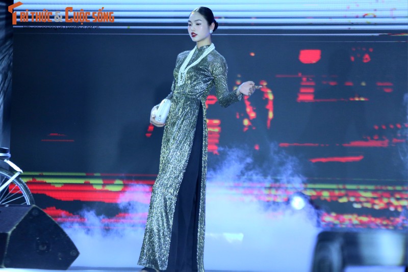 Show thoi trang ao dai cuoi hut khach Festival Thu Ha Noi 2023-Hinh-4