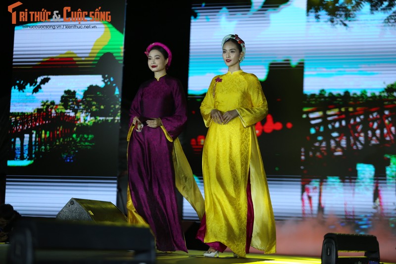 Show thoi trang ao dai cuoi hut khach Festival Thu Ha Noi 2023-Hinh-5