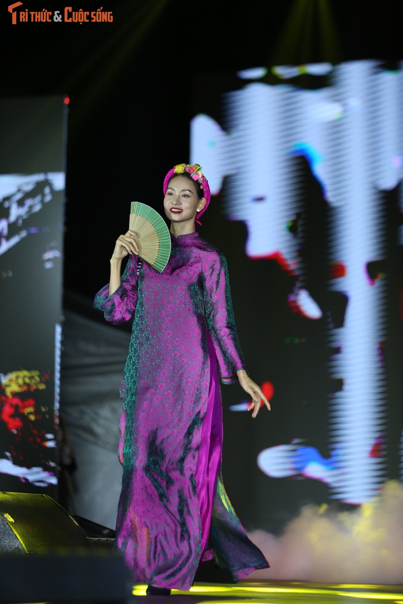 Show thoi trang ao dai cuoi hut khach Festival Thu Ha Noi 2023-Hinh-6