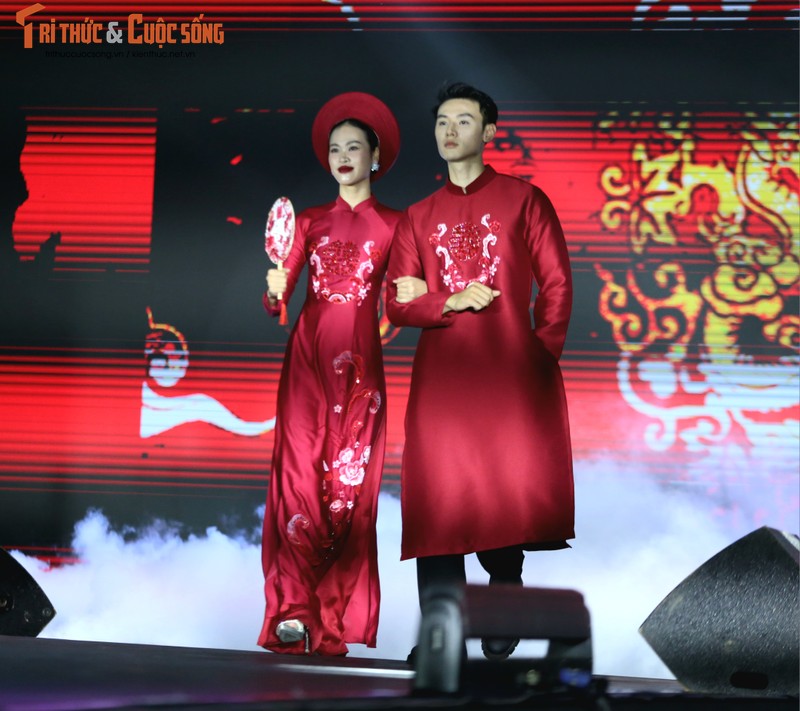 Show thoi trang ao dai cuoi hut khach Festival Thu Ha Noi 2023-Hinh-8