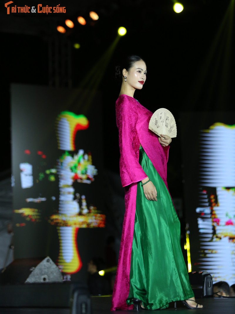 Show thoi trang ao dai cuoi hut khach Festival Thu Ha Noi 2023-Hinh-9