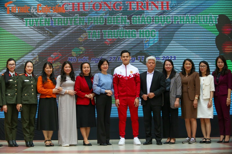 Doi truong CLB Cong an Ha Noi tuyen truyen Luat Giao thong duong bo-Hinh-4