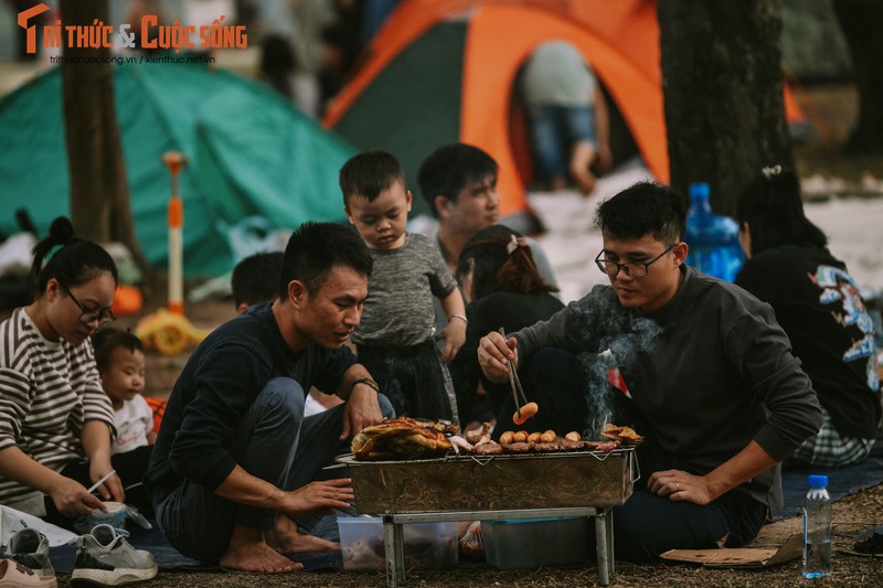 Nguoi Ha Noi mo tiec BBQ trong cong vien dip nghi Tet duong lich-Hinh-10