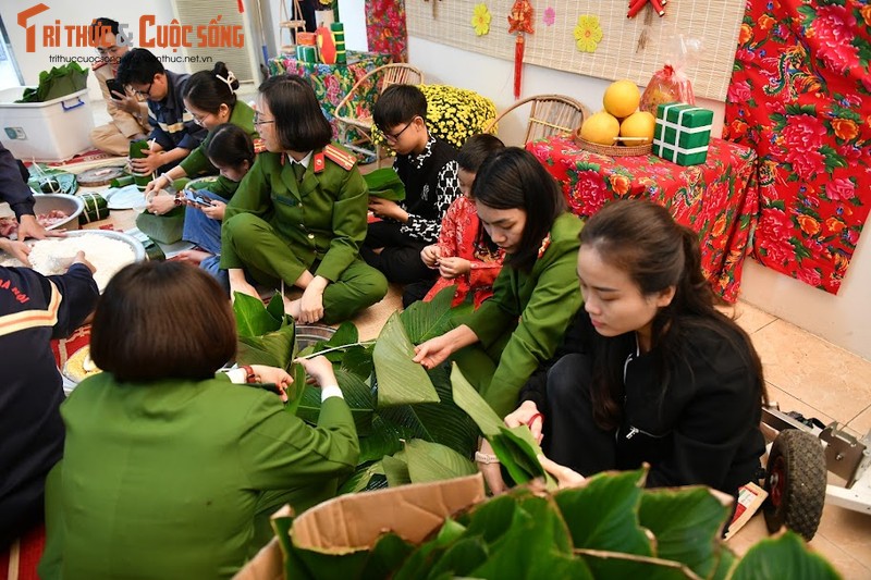 Chien si tre PCCC Bac Tu Liem goi banh chung, san sang truc Tet-Hinh-2