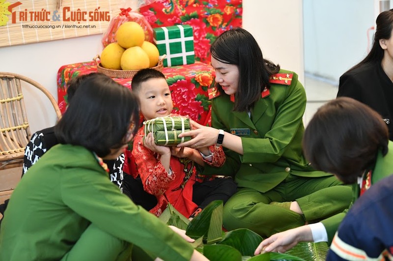 Chien si tre PCCC Bac Tu Liem goi banh chung, san sang truc Tet-Hinh-7