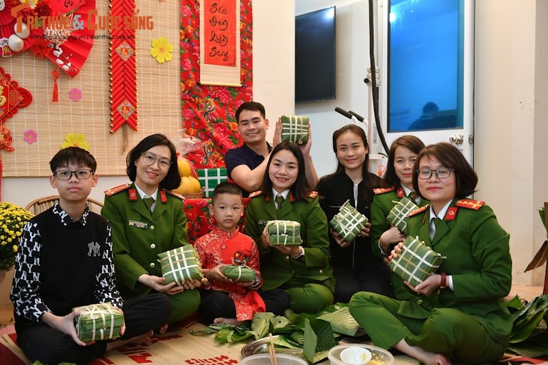 Chien si tre PCCC Bac Tu Liem goi banh chung, san sang truc Tet-Hinh-8