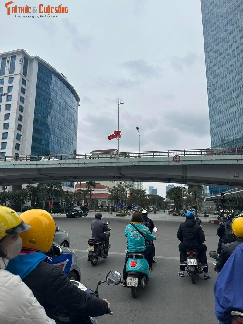 Sang 30 Tet, Ha Noi cham rai, binh yen den la-Hinh-8