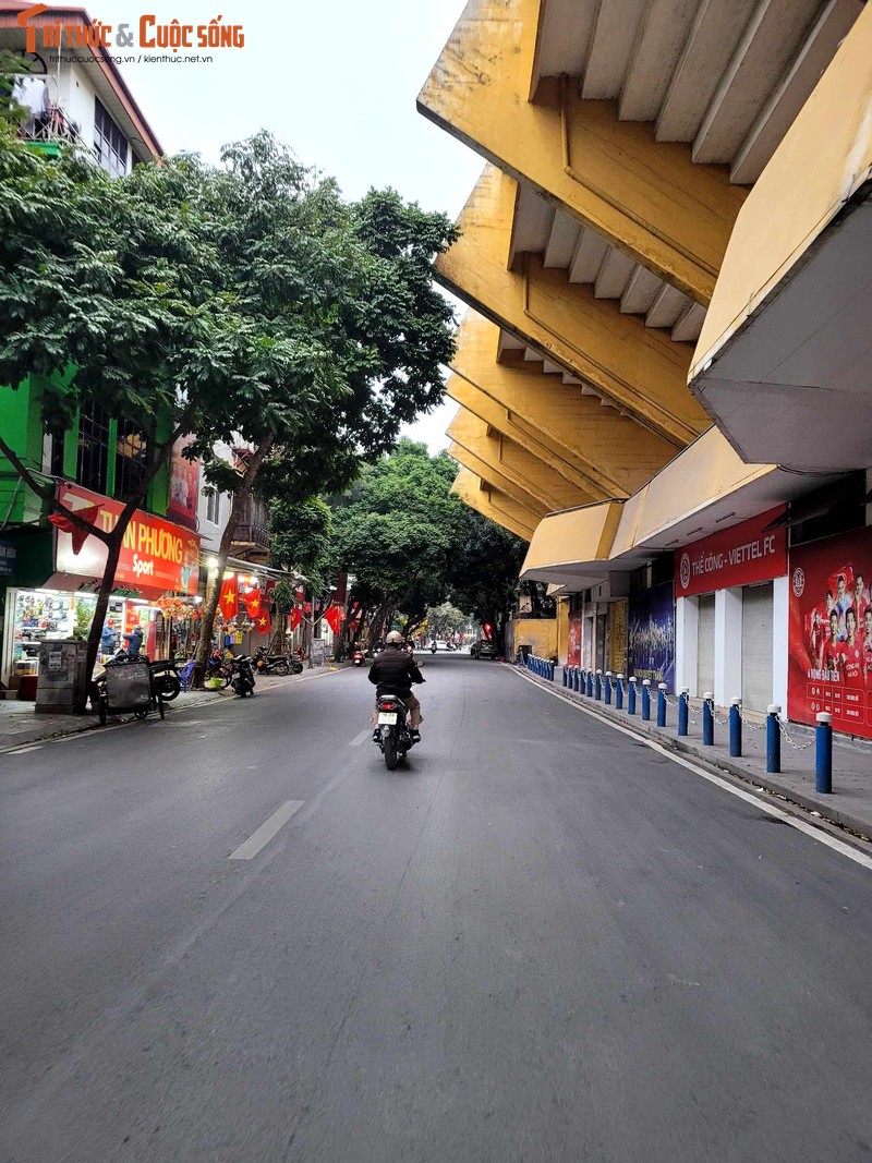 Sang 30 Tet, Ha Noi cham rai, binh yen den la