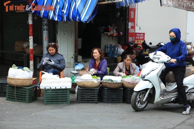 Ha Noi: Cho mo cua som ngay mung 2 Tet Giap Thin-Hinh-8